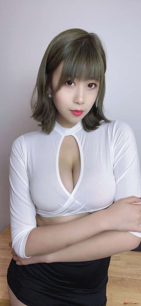 奈汐酱nice NO.015 不务正业小秘书 [51P4V-595MB]