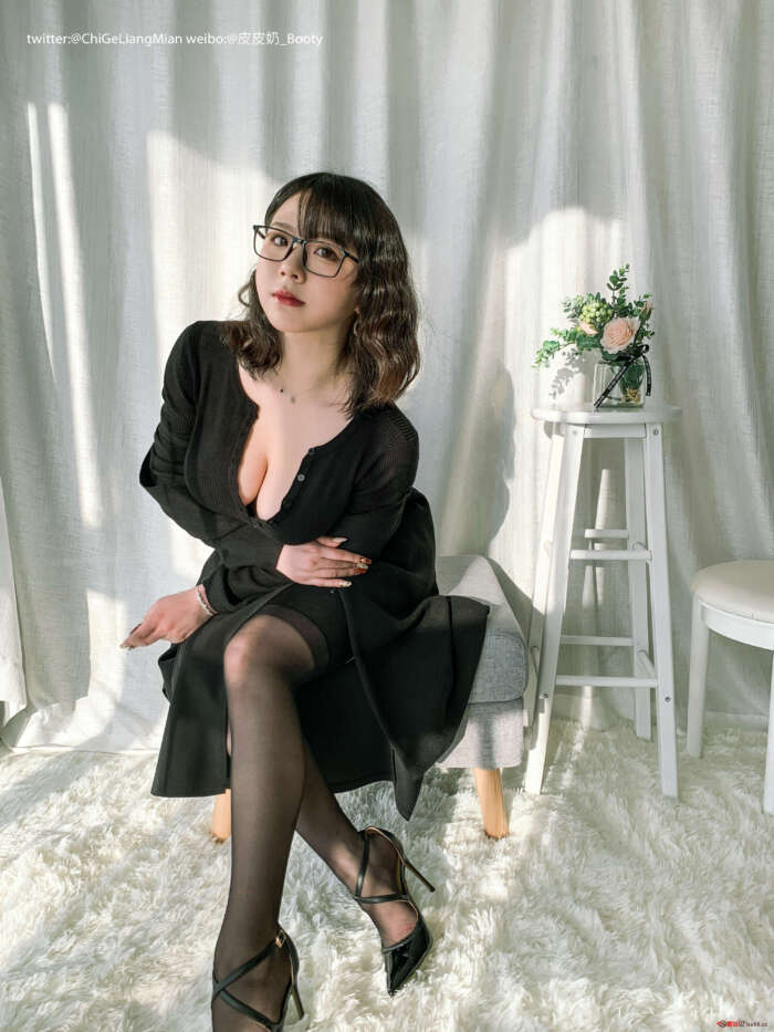 皮皮奶 NO.011 黑色高岭ol自拍 [85P-680MB]