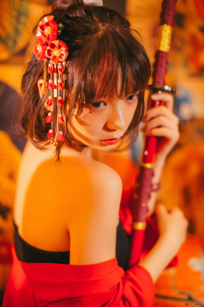 疯猫ss NO.010 红色羽衣 [15P-192MB]