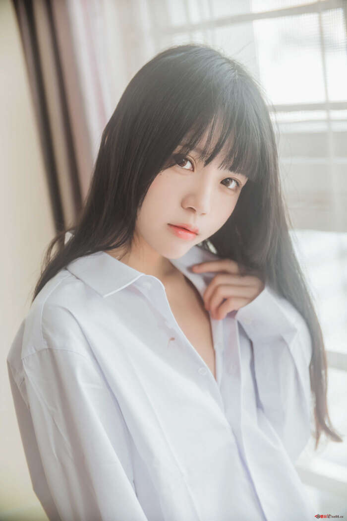 桜桃喵 001 白衬衫散发 [49P-409MB]