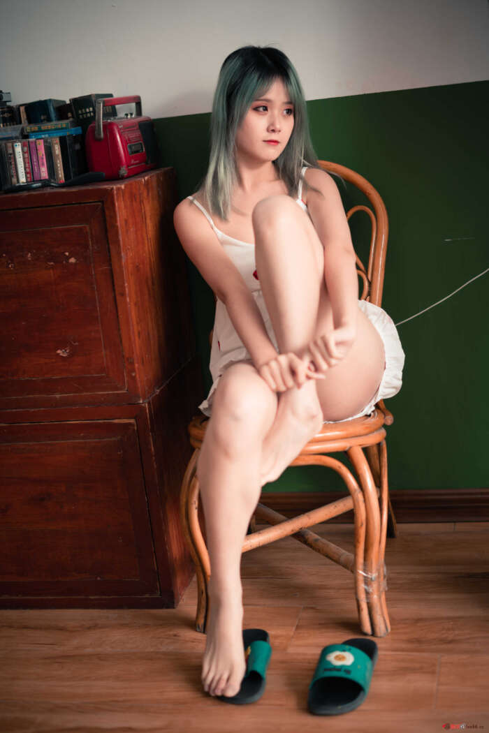 NO.009 秋楚楚 绿色 调色 [17P-327MB]