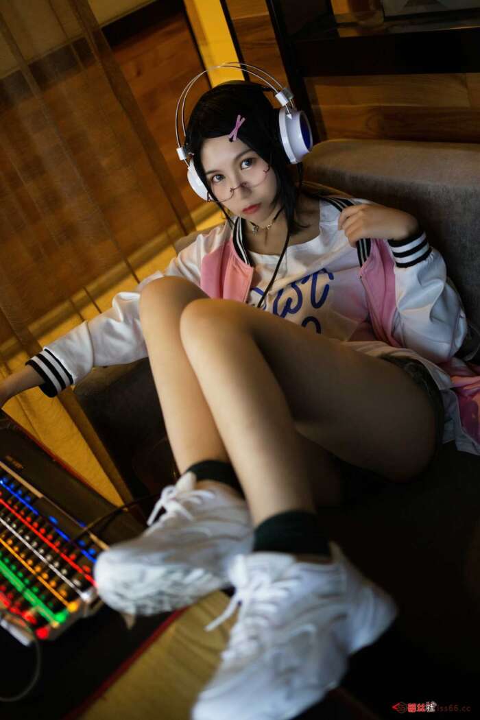 NO.036 逐月SU – 网吧历险记