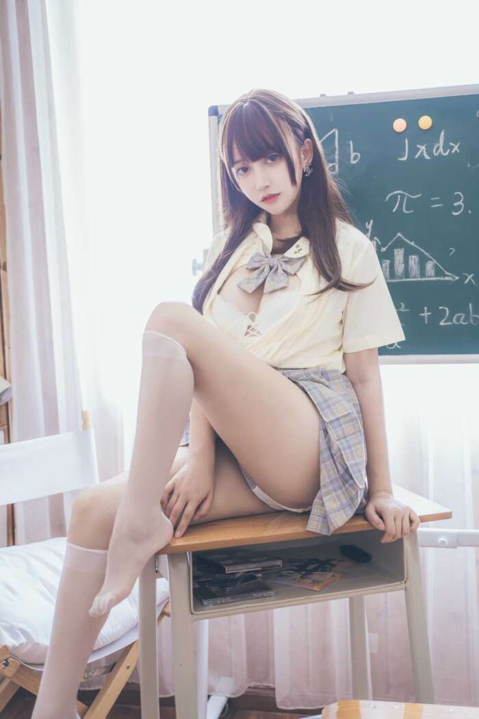 过期米线线喵 076米线 – 教室 [30P-141MB]