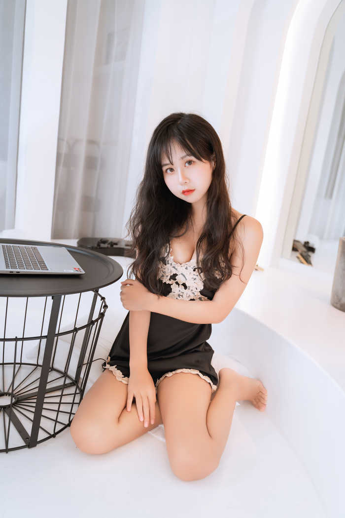 萌芽儿o0 NO.018 吊带睡衣 [12P]