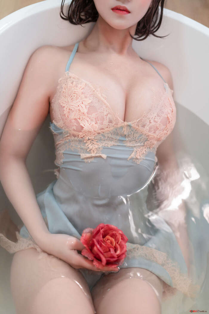 三度_69 NO.069 浴缸蓝睡裙 [20P]