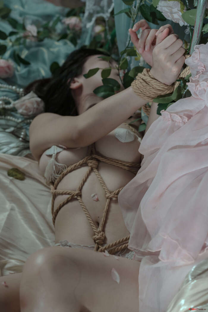 云溪溪(奶桃桃) – 玫瑰绳艺 [50P1V-933MB]