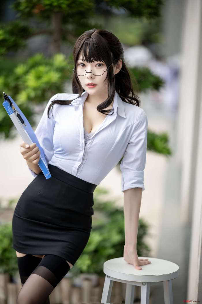 香草喵露露 – 丝袜西装诱惑 [25P-295MB]