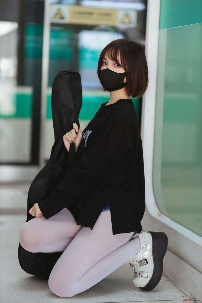 洛桑w伊梓 NO.003 地铁吉他 [26P-276MB]