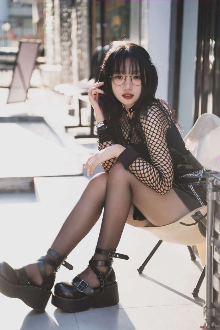 柒柒要乖额 –  街拍黑皮裙[17P-199M]