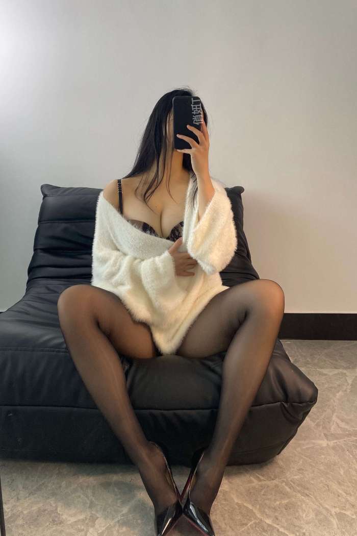 俏妞qiaoniuTT · 透视黑丝 [17P-43M]