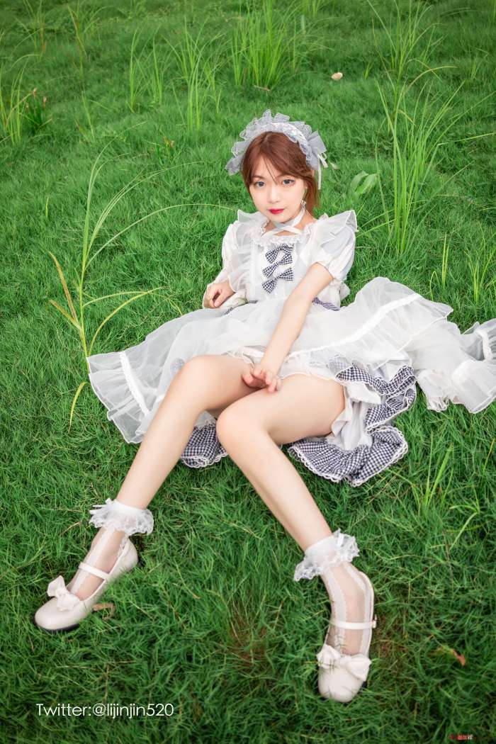 梨瑾瑾 – 草地 [22P-267MB]