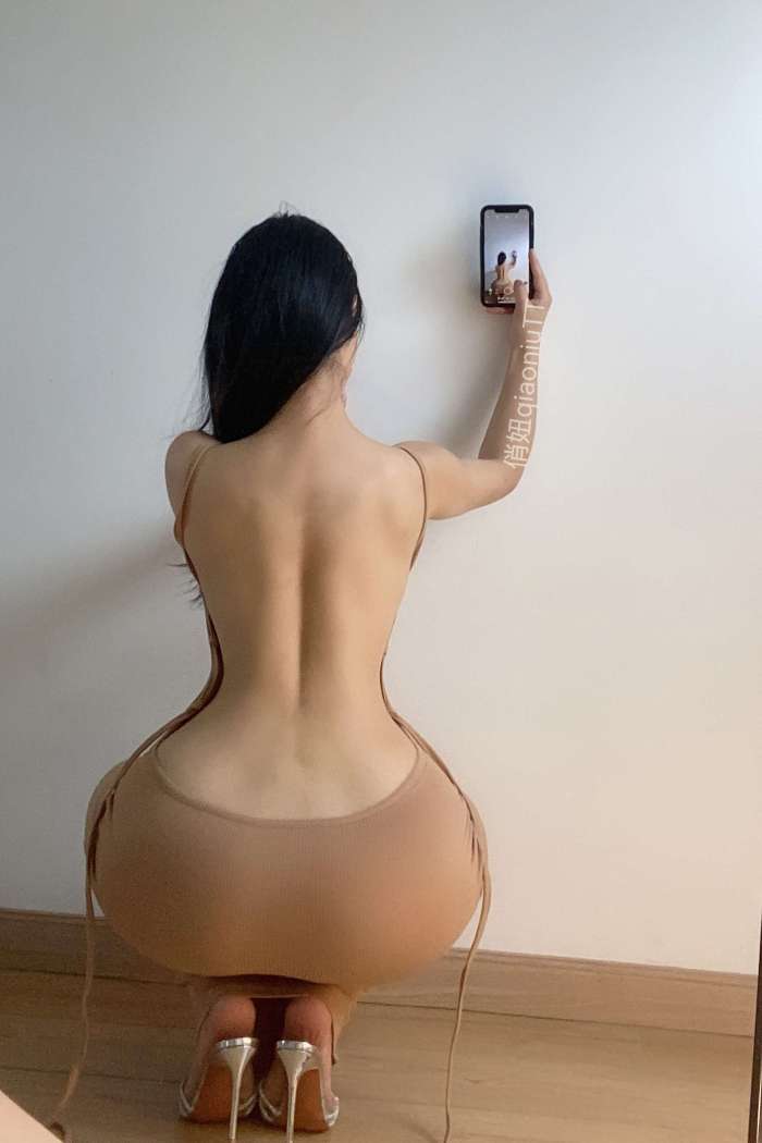 俏妞qiaoniuTT · 露背连衣裙 [10P-26.8M]