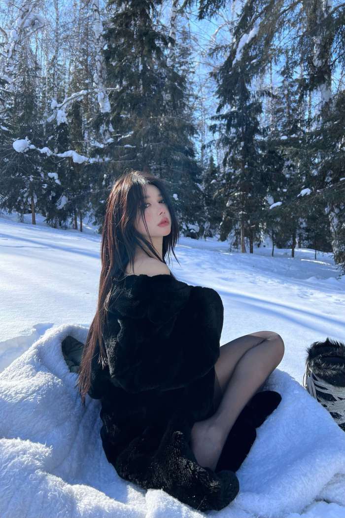 媛媛酱 – 皮草配黑丝 [15P-44M]