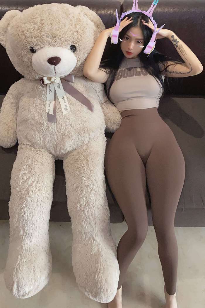 俏妞qiaoniuTT – 抱紧大熊 [13P33MB]