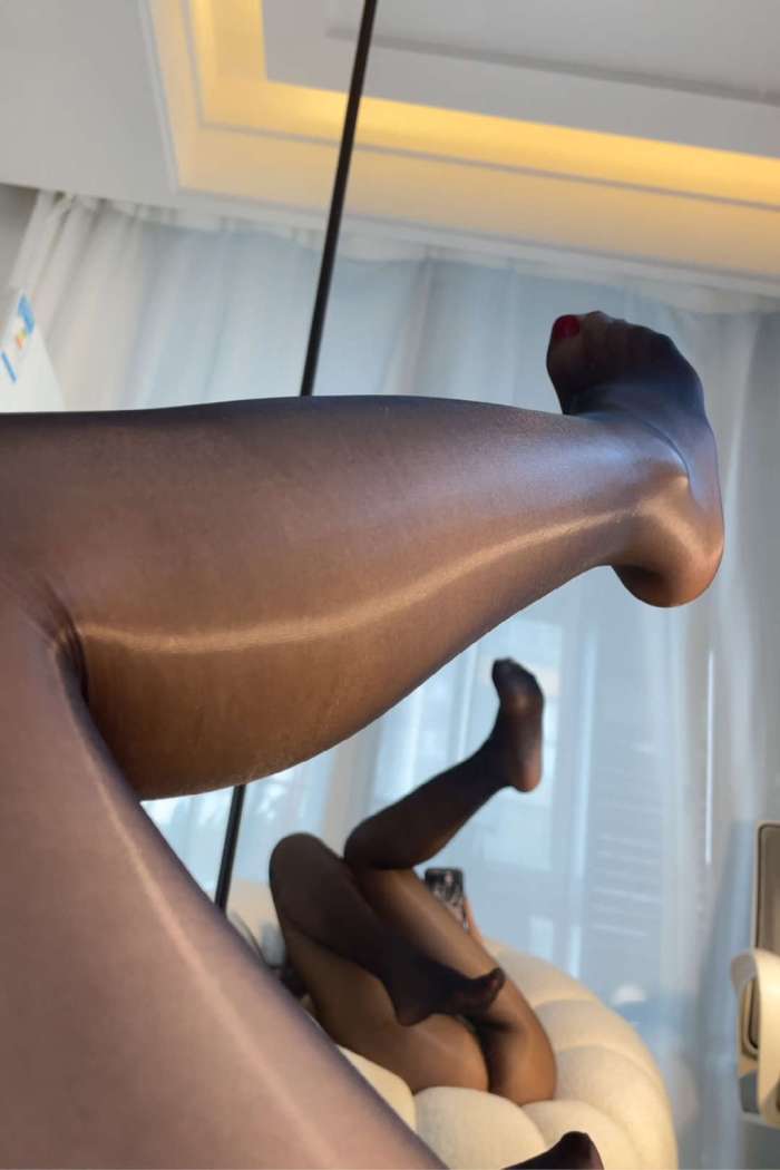 是可馨耶 – 油亮曲线 [15P33MB]