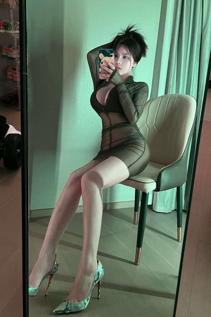 奔跑的晶螺儿 – 绿色透视装 [32P33MB]