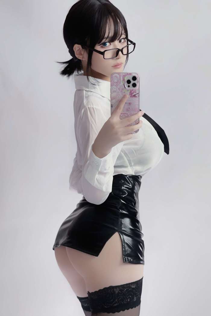 幼愛youmeko –  黑丝眼镜OL [28P88MB]