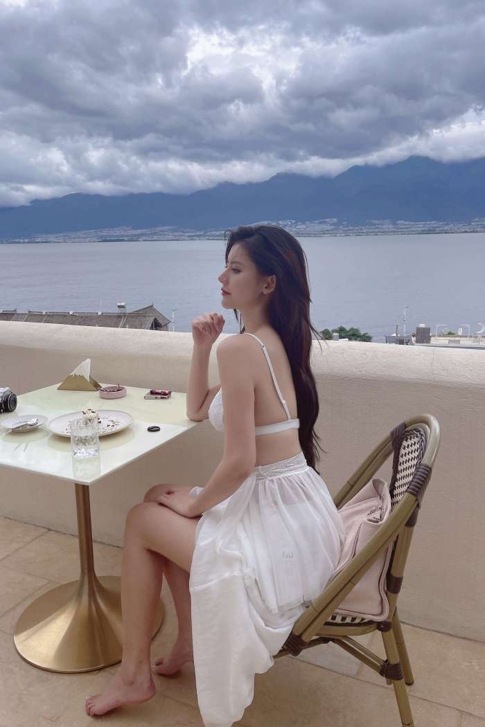 就是阿朱啊 – 撩开裙子 [32P-91MB]