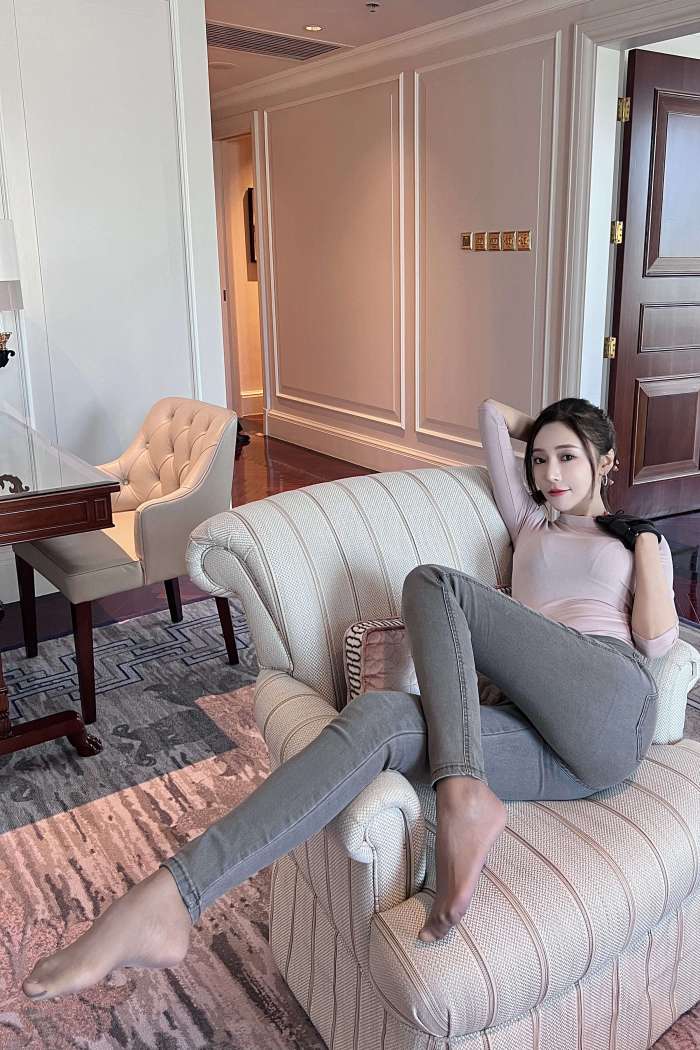 王馨瑶 – 钓鱼灰色紧身牛仔裤 [22P1V381MB]