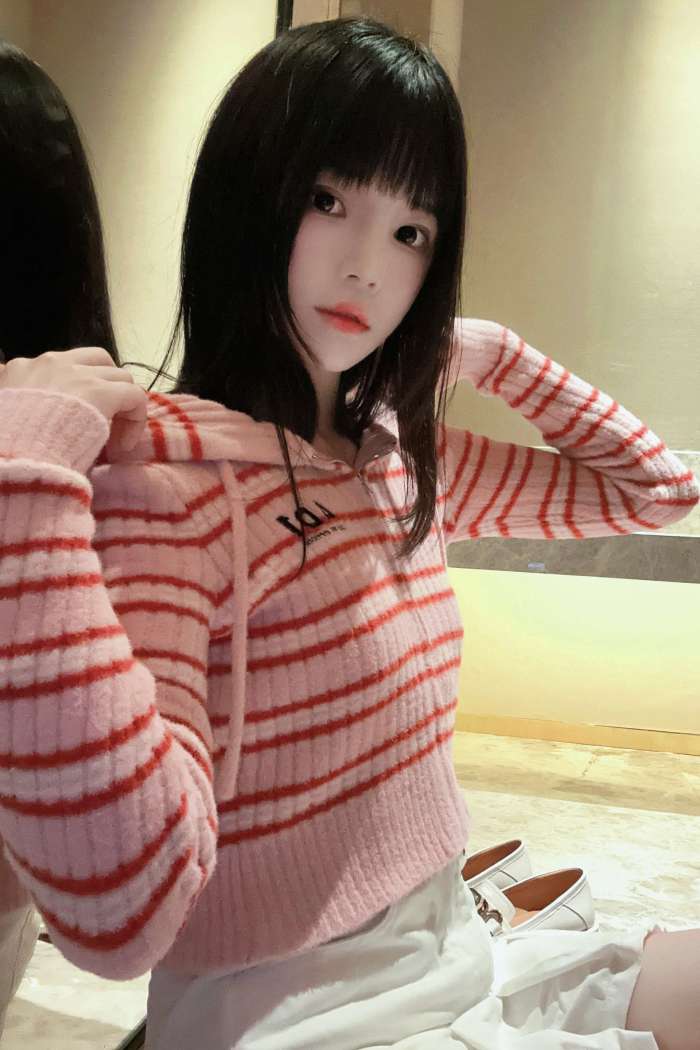 桜桃喵 – 条纹毛衣 [22P98MB]