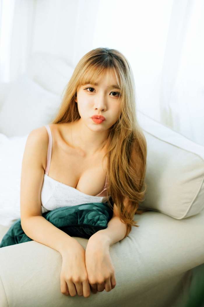 Ahrin – NO.001 Guerinnarae Hotel – Moon Night Snap [60P-195MB]