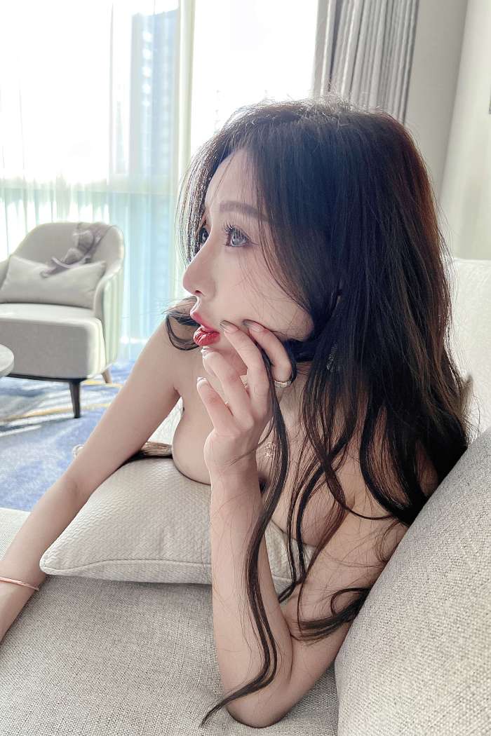 王馨瑶Yanni – 双色上衣黑色鱼尾裙 [21P1V456MB]