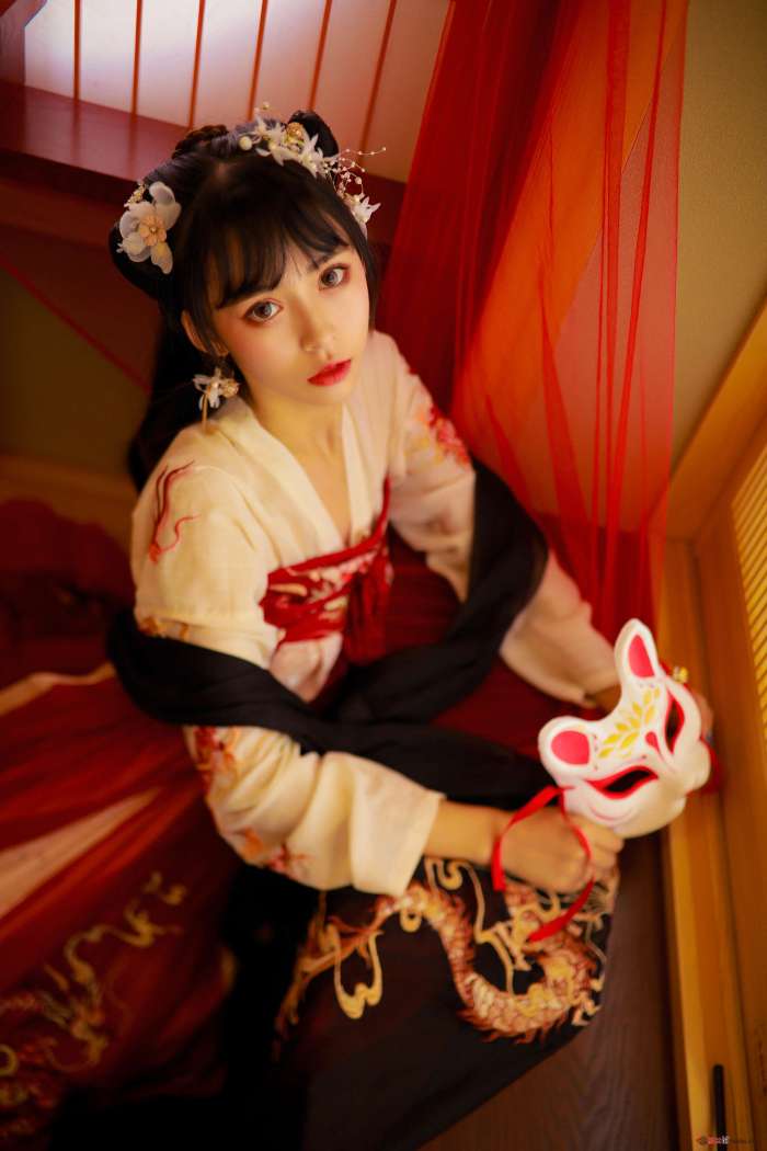 虫皿虫皿 – 龙母汉服 [16P60MB]