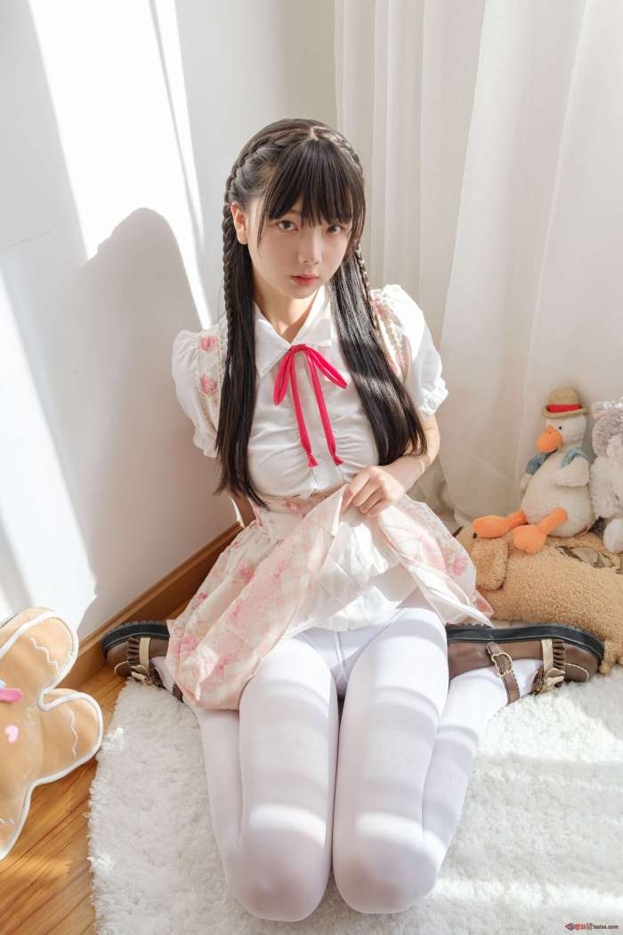 稚乖画册 – 夜夜 白丝JK [82P1V3.22GB]