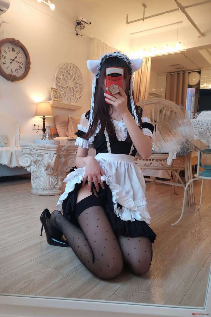 雪琪SAMA – 对镜女仆 [28P2V618MB]