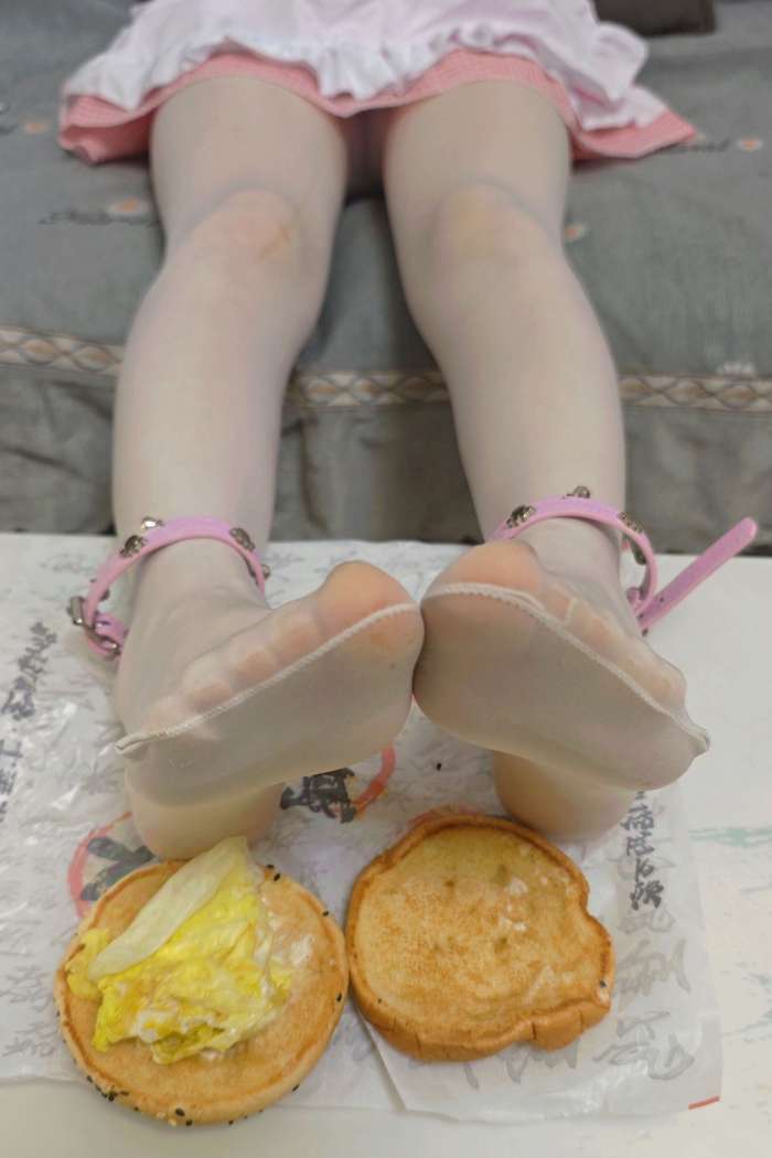 地瓜小盆友 – 白丝吃汉堡 [55P1V1.02GB]