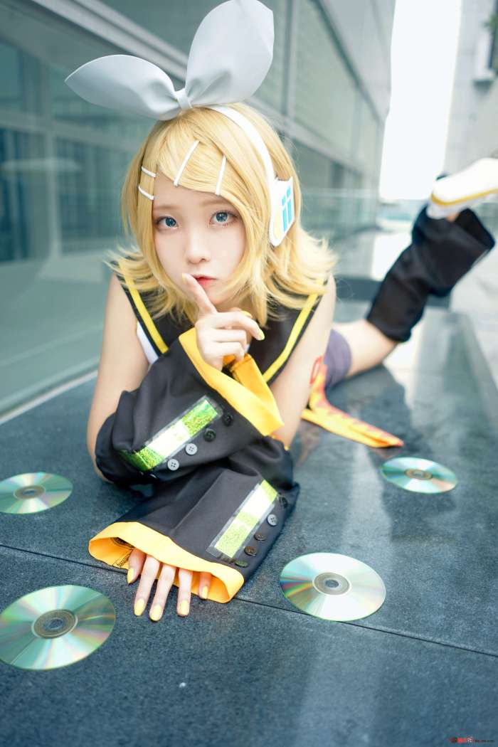 RiRi – KagamineRin cosplay [25P252MB]