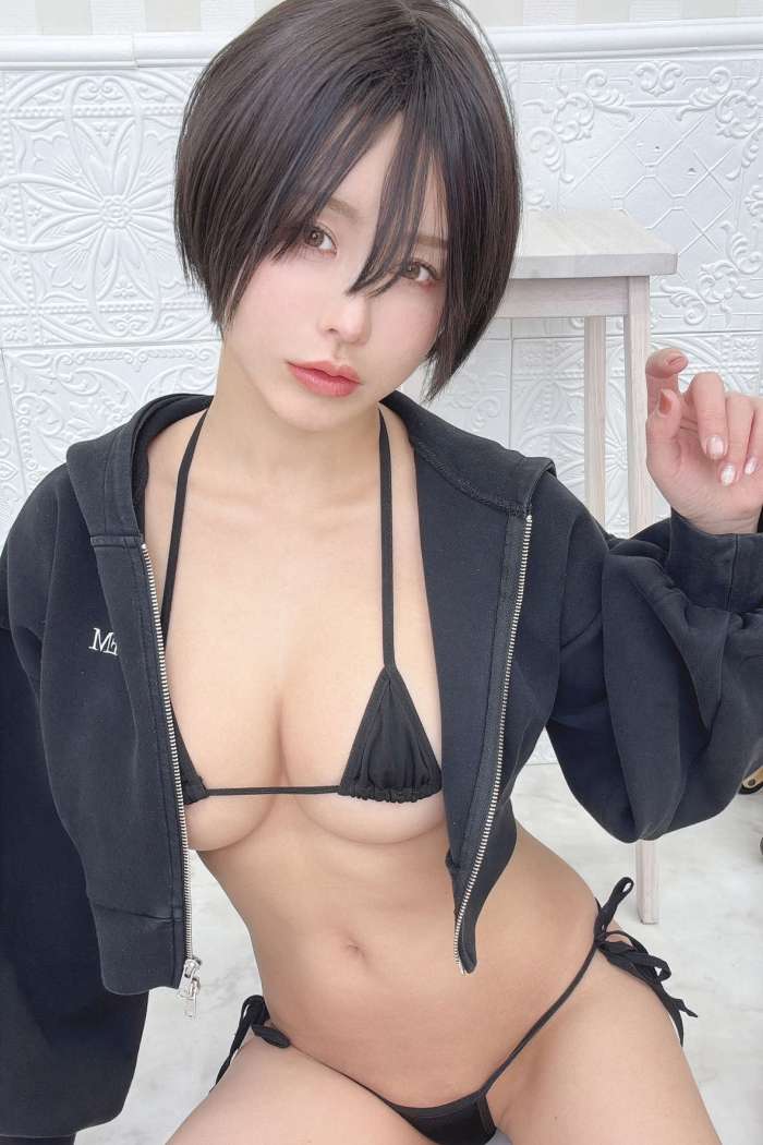 いくみ – [Fantia] [2026.04.03] Short Hair & Micro Bikini [26P38MB]