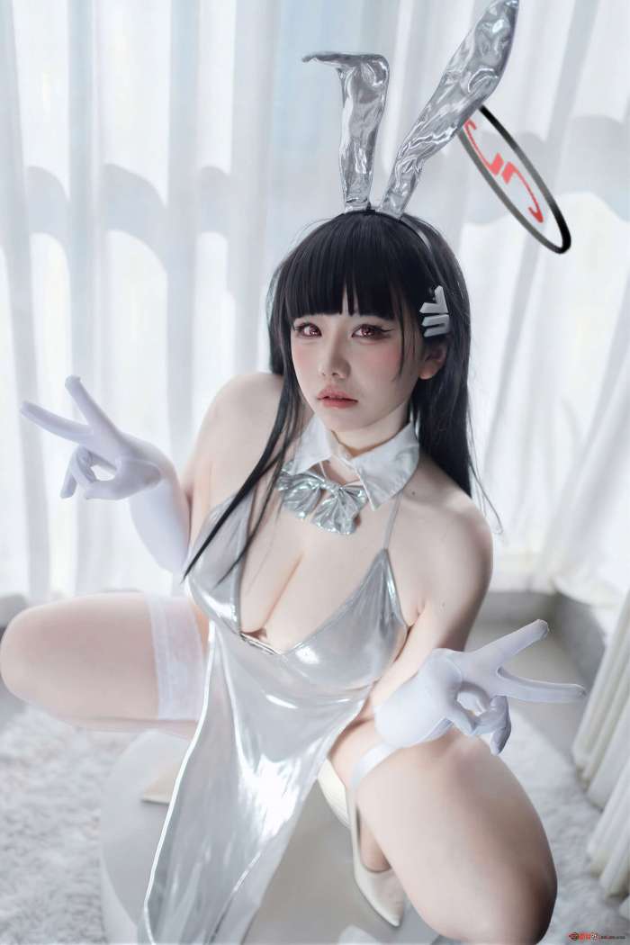 阿半今天很开心 – 蔚蓝档案 调月莉音·银色长裙 [102P3V1.25GB]