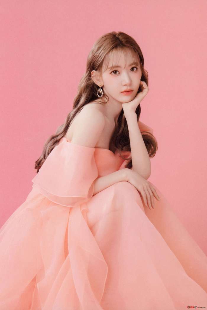 Sakura Miyawaki (宮脇咲良) – Graduation Visual Booklet [85P1.15GB]